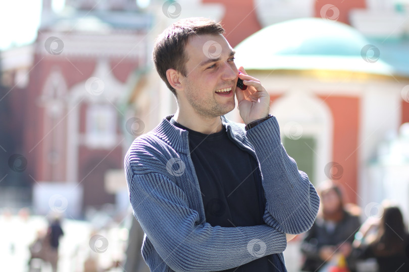 Скачать happy men calling by phone фотосток Ozero