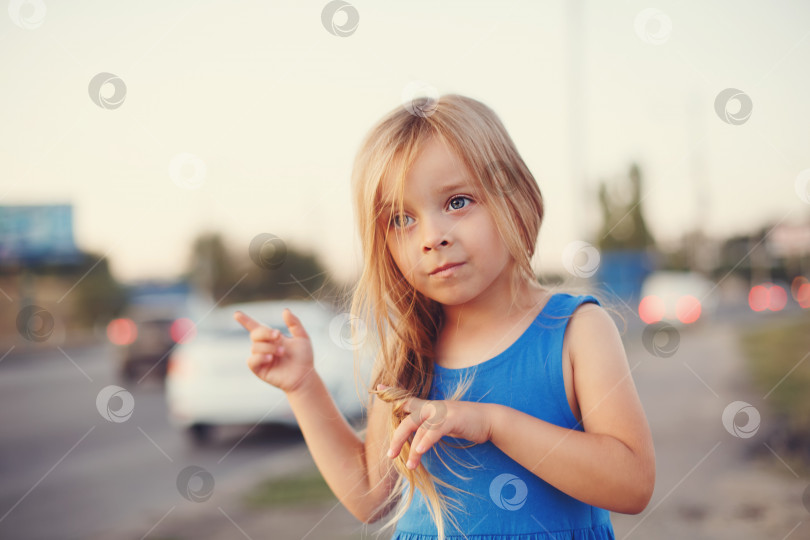 Скачать Маленькая девочка стоит на шоссе фотосток Ozero