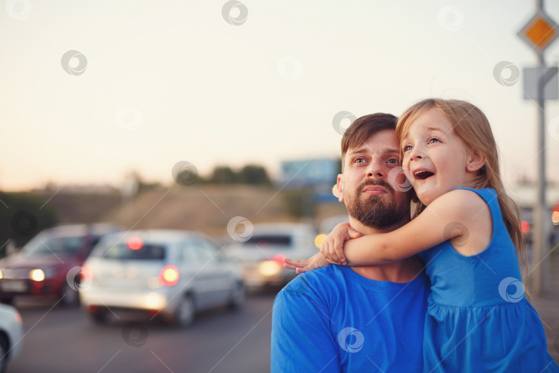 Скачать Семья. Отец и дочь на шоссе фотосток Ozero