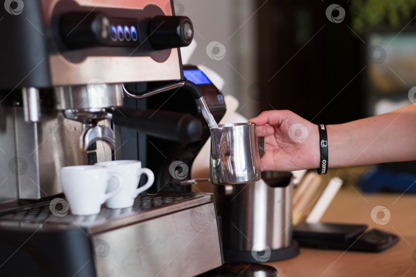 Скачать Эспрессо-машина наливает две порции кофе в белые чашки. фотосток Ozero