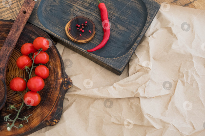 Скачать Свежие помидоры черри, перец чили и специи на крафт-бумаге. фотосток Ozero