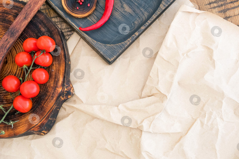 Скачать Свежие помидоры черри, перец чили и специи на крафт-бумаге. фотосток Ozero