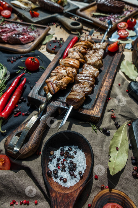 Скачать Плоская композиция с жареным мясом, шашлыком, стейком, люля-кебабом и овощами на деревянном столе фотосток Ozero