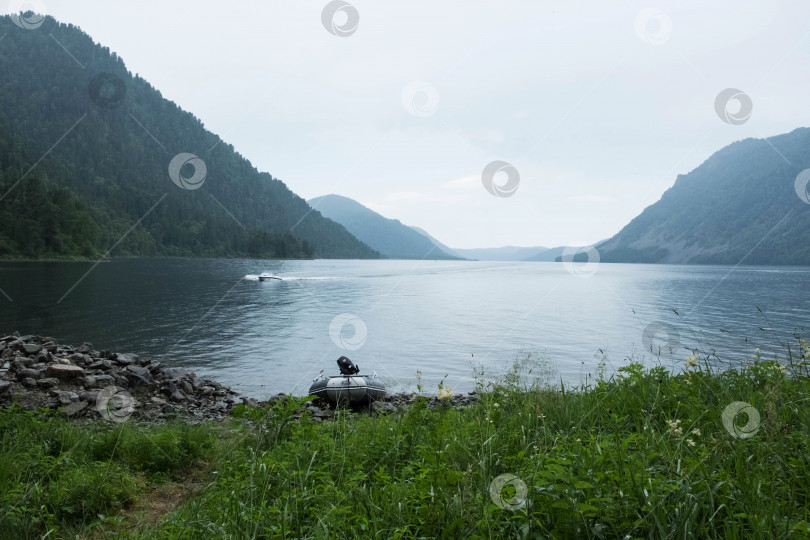 Скачать Моторная лодка у берега горного озера. Осень. Россия, Республика Алтай, Телецкое озеро фотосток Ozero