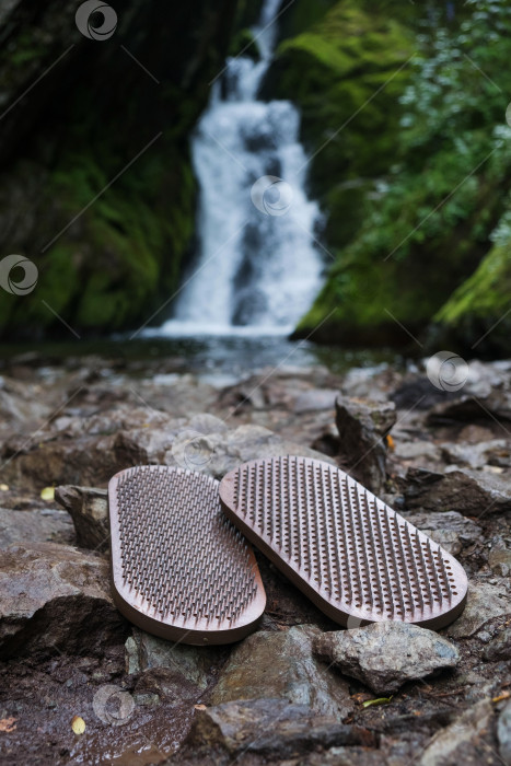 Скачать Садху живет в природе. Терапия стояния на гвоздях на фоне водопада фотосток Ozero