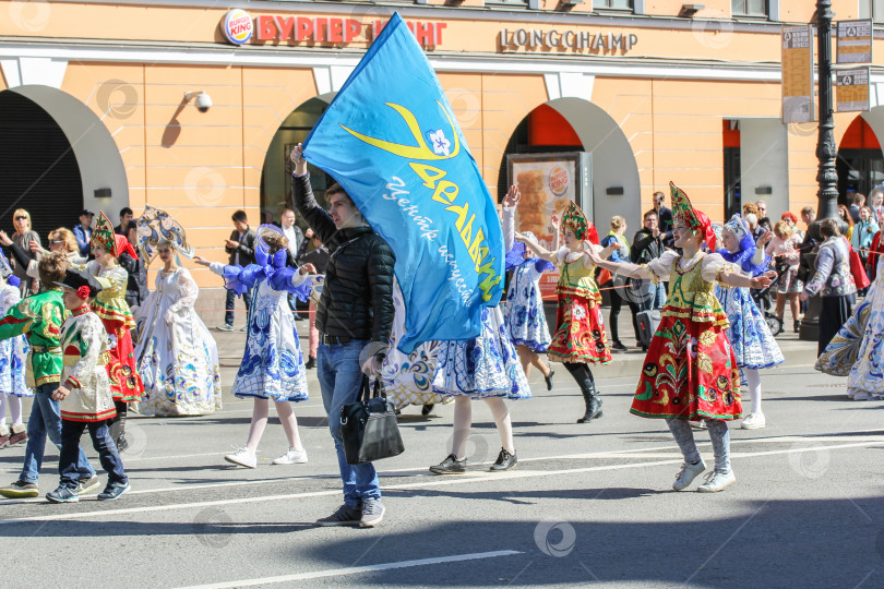 Скачать Детский ансамбль народного танца на праздничной демонстрации. фотосток Ozero