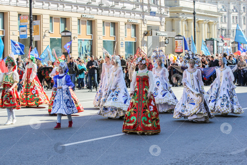 Скачать Девушки в праздничных нарядах на русской улице. фотосток Ozero