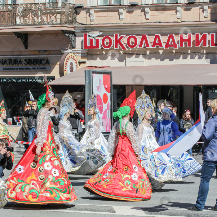 Скачать Танцующие девушки в платьях с русскими узорами. фотосток Ozero