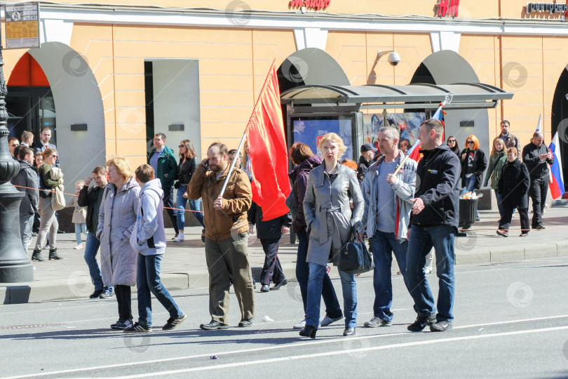 Скачать Группа людей с красным флагом. фотосток Ozero