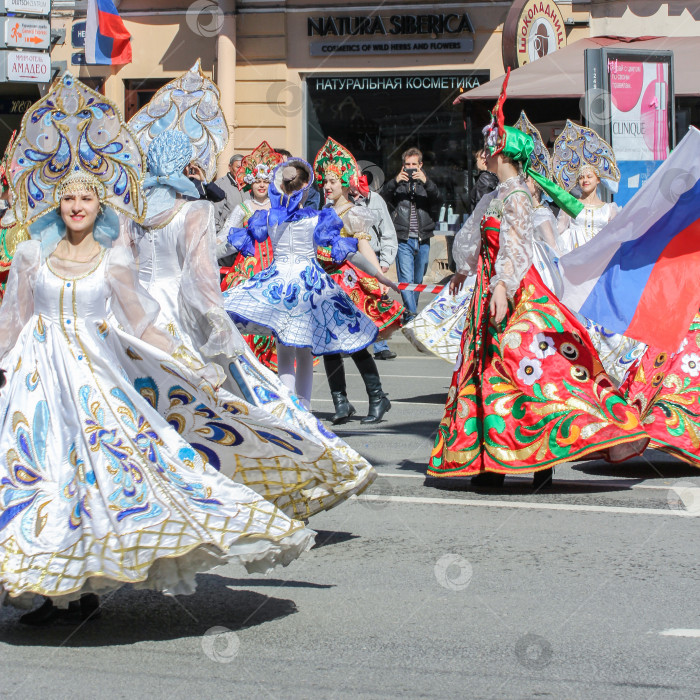 Скачать Танцующие девушки в платьях с узорами. фотосток Ozero