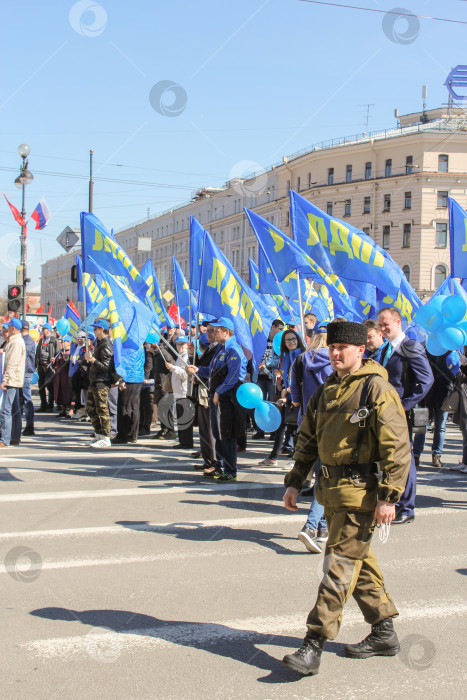 Скачать Человек в военной форме и люди с флагами. фотосток Ozero