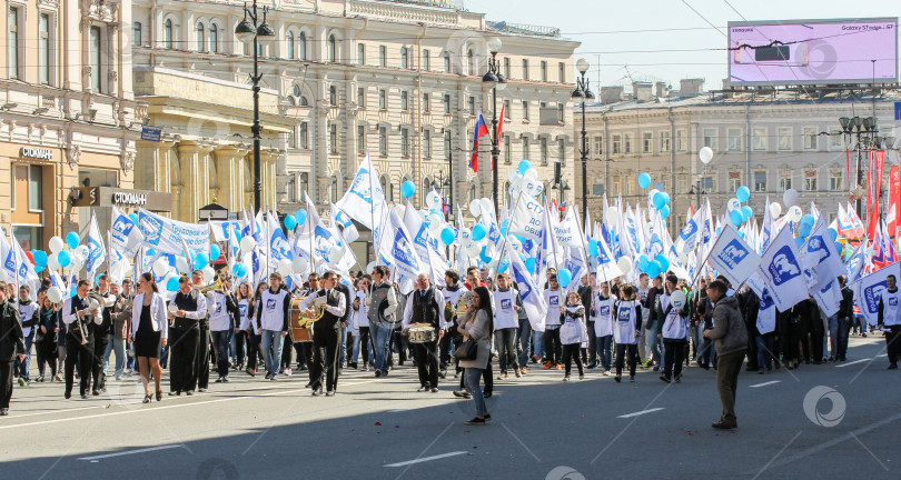 Скачать Толпа людей с белыми флагами и голубыми воздушными шарами. фотосток Ozero