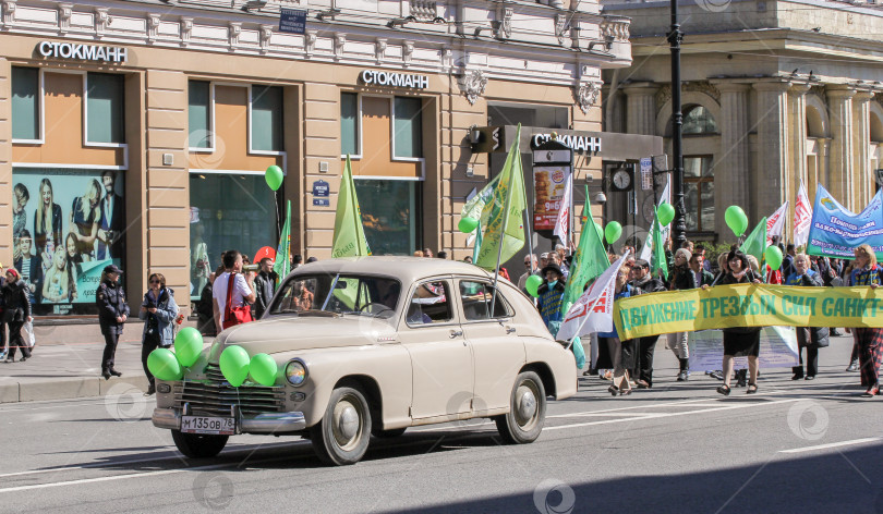 Скачать Производство автомобилей в пятидесятые годы, праздничная демонстрация. фотосток Ozero