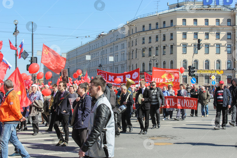 Скачать Люди в колонне Коммунистической партии России. фотосток Ozero