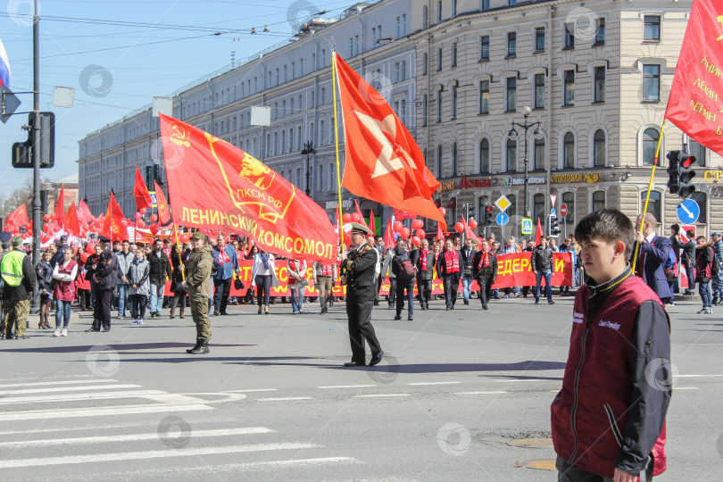 Скачать Люди с красными знаменами Ленинского комсомола. фотосток Ozero