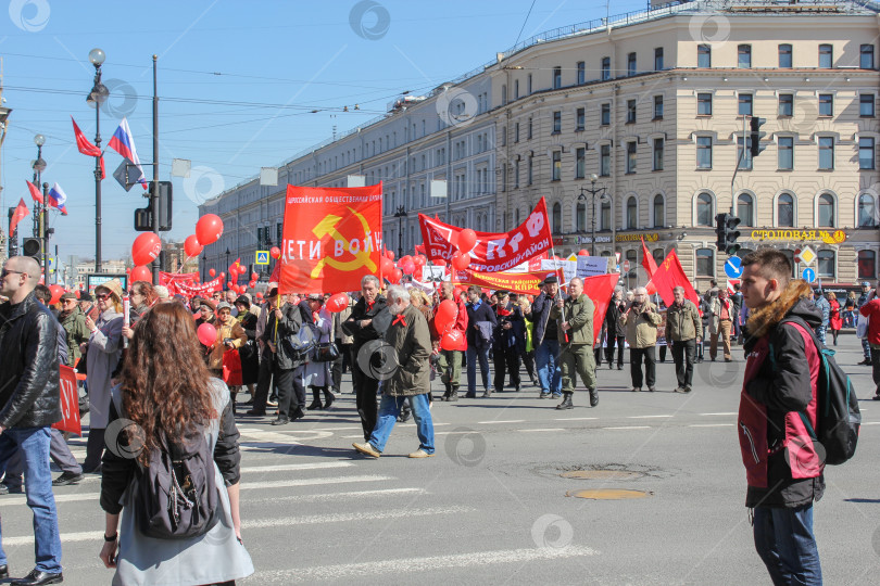 Скачать Люди с символикой Коммунистической партии. фотосток Ozero