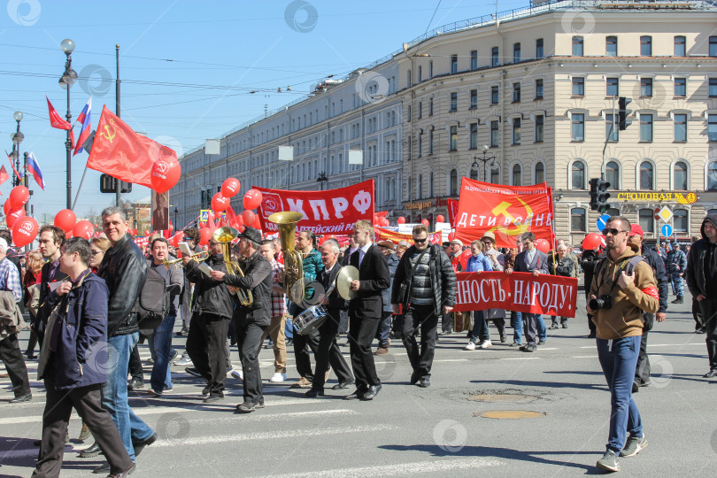 Скачать Музыканты в колонне на праздничной демонстрации. фотосток Ozero