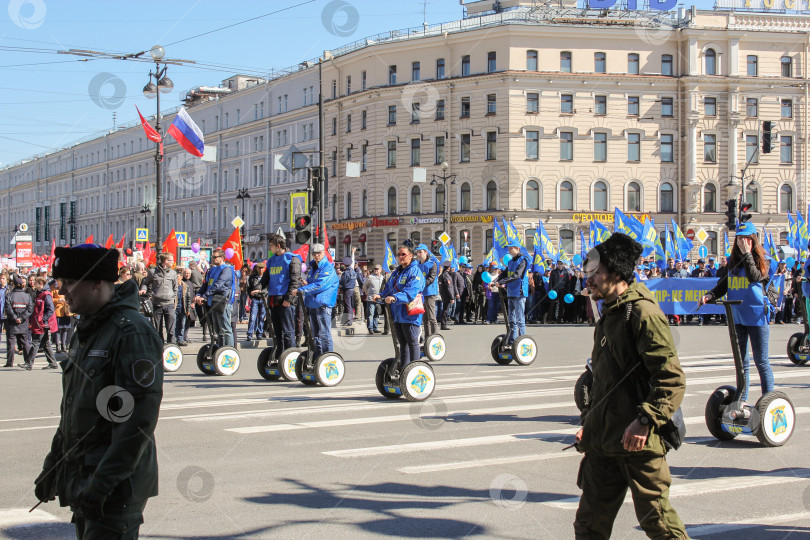 Скачать Люди на электрических скутерах на Первомайской демонстрации. фотосток Ozero