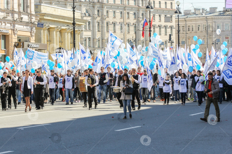 Скачать Люди под бело-голубыми флагами. фотосток Ozero