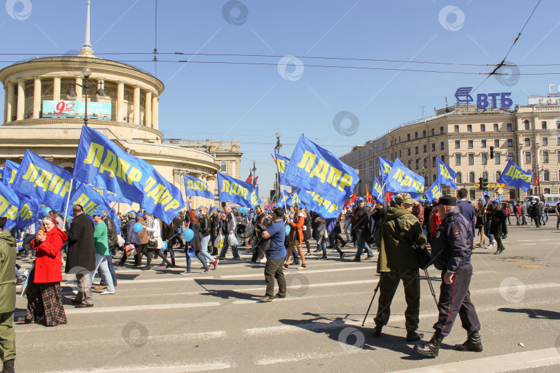 Скачать Шествие колонн людей на праздничной демонстрации. фотосток Ozero