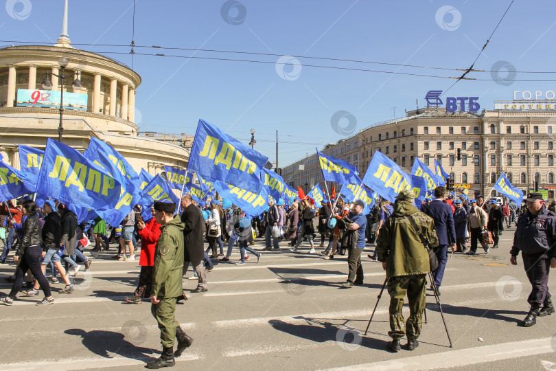 Скачать Шествие людей на праздничной демонстрации. фотосток Ozero