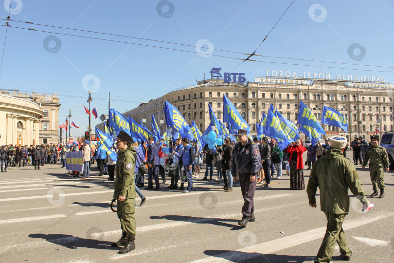 Скачать Люди приказывают обеспечить праздничную демонстрацию. фотосток Ozero