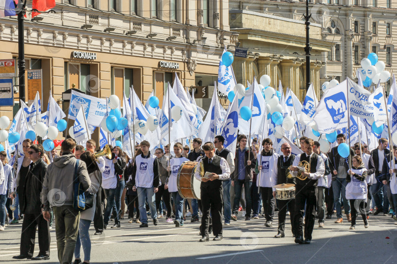 Скачать Белые и синие воздушные шары и флаги на людях. фотосток Ozero