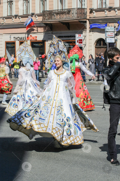 Скачать Танцующие девушки в платьях с русскими узорами. фотосток Ozero