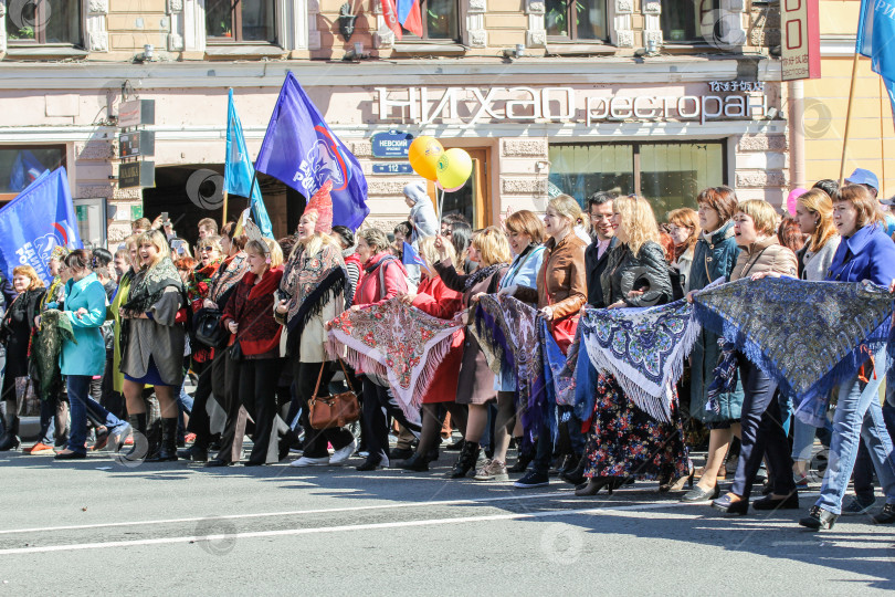 Скачать Люди в очереди с носовыми платками. фотосток Ozero