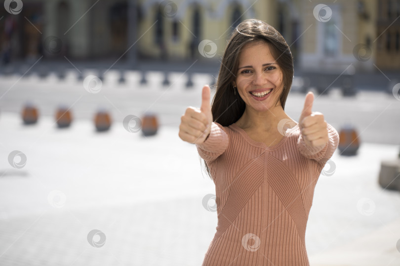 Скачать Портрет улыбающейся счастливой молодой женщины крупным планом фотосток Ozero