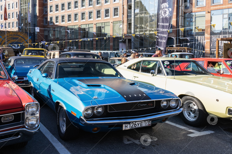 Скачать Синий Dodge Challenger на выставке ретро транспорта Original Meet фотосток Ozero