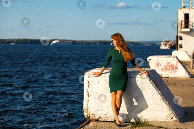 Скачать Портрет рыжеволосой модели в полный рост фотосток Ozero