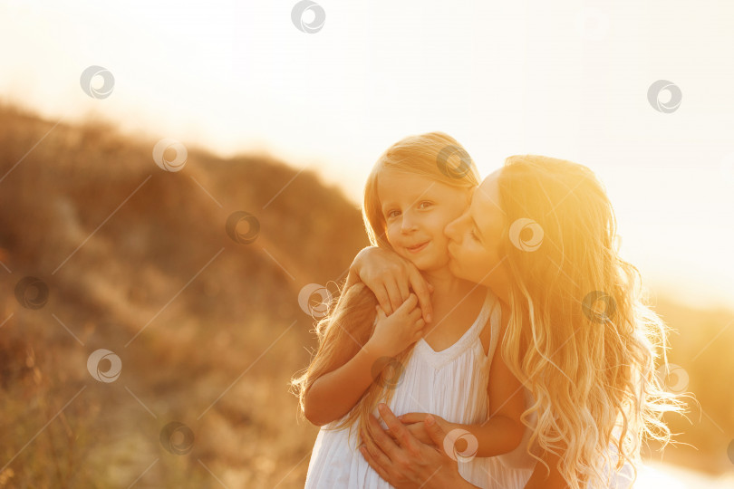 Скачать Семья. Мать и дочь. Поцелуй фотосток Ozero