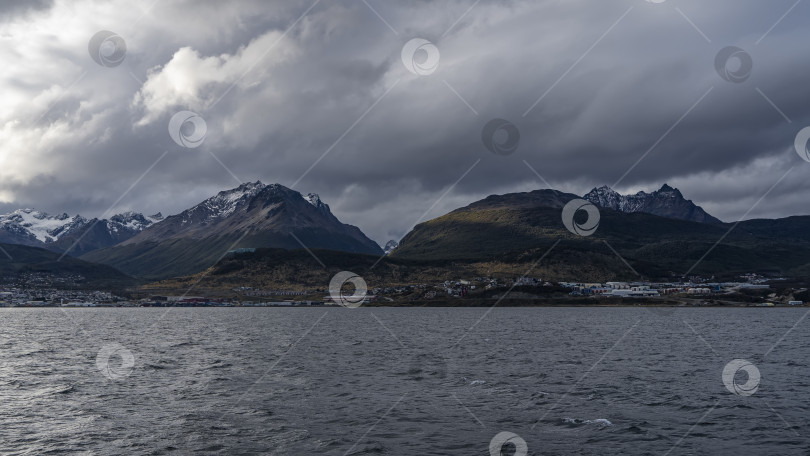 Скачать Горы с заснеженными вершинами на фоне облачного неба. фотосток Ozero