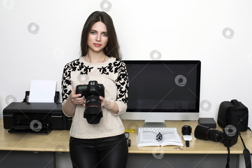 Скачать Молодая леди-фотограф провела успешную фотосессию фотосток Ozero