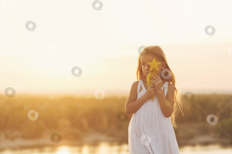 Скачать Милая маленькая девочка с игрушкой фотосток Ozero