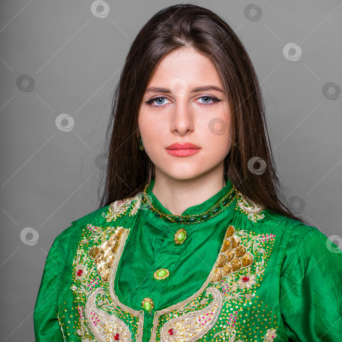 Скачать Портрет красивой восточной женщины в зеленом сари фотосток Ozero
