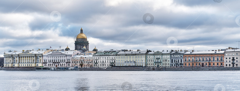 Скачать Санкт-Петербург, Россия. Вид на Неву, Английскую набережную и Исаакиевский собор. фотосток Ozero