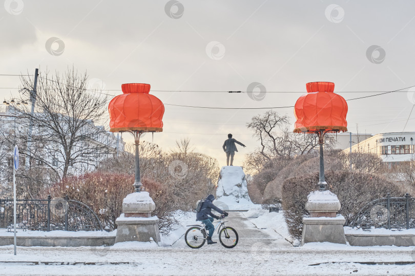 Скачать Зимний городской пейзаж Екатеринбурга, Россия. Два уютных домашних оранжевых абажура на фонарях на городской аллее фотосток Ozero