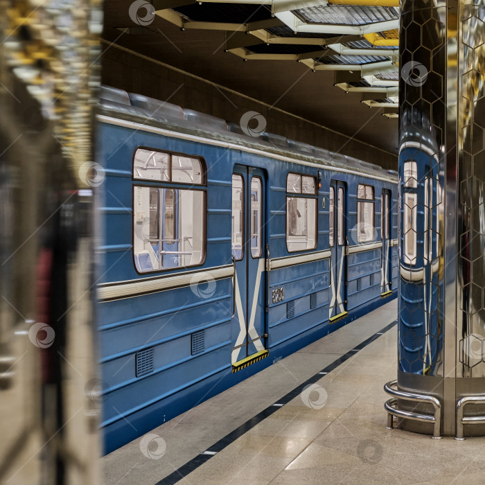 Скачать Вагон поезда стоит на станции подземного метро. фотосток Ozero