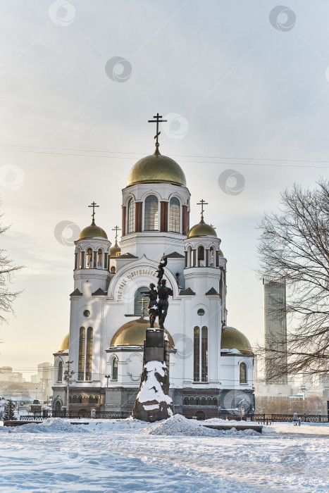 Скачать Зимний городской пейзаж. Церковь на Крови. Памятник Уральскому комсомольцу в Екатеринбурге фотосток Ozero