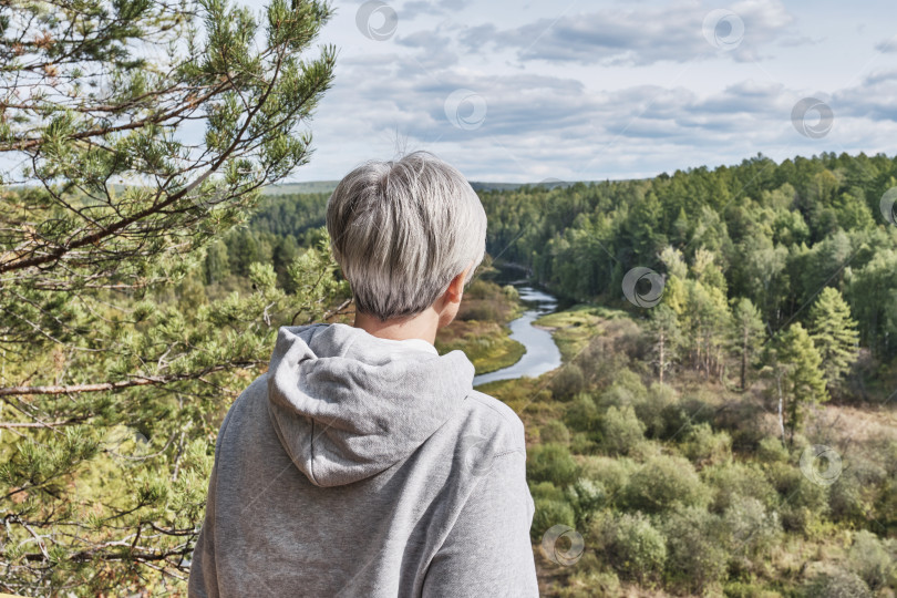 Скачать Пожилая туристка, любующаяся пейзажем. Природный парк Оленьи ручьи, Россия фотосток Ozero