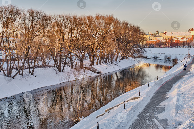 Скачать Зимний городской пейзаж Екатеринбурга на закате, Россия. Река Исеть, набережная. фотосток Ozero