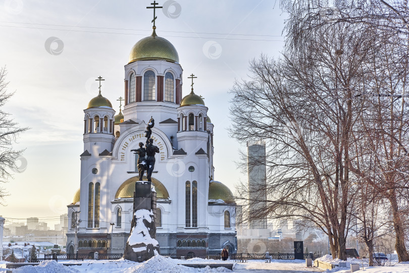 Скачать Зимний городской пейзаж. Церковь на Крови. Памятник Уральскому комсомольцу в Екатеринбурге фотосток Ozero