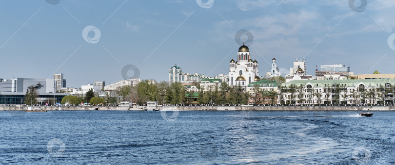 Скачать Летний городской пейзаж Екатеринбурга, Россия. Вид на городской пруд и набережную. фотосток Ozero