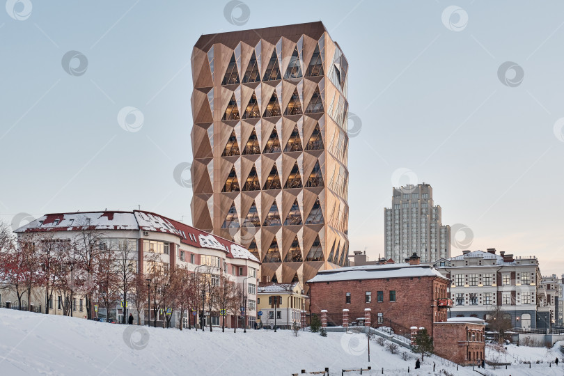 Скачать Зимний городской пейзаж Екатеринбурга, Россия. Улица Горького. Современная и старинная архитектура. фотосток Ozero