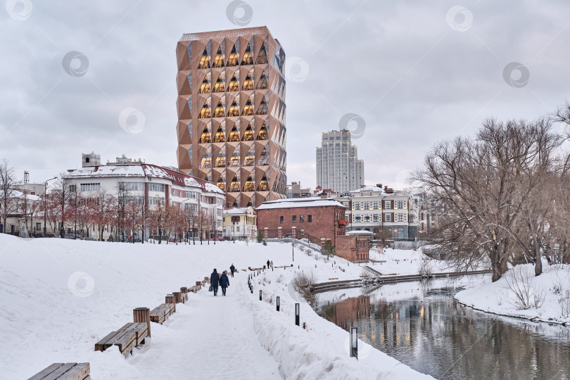 Скачать Зимний городской пейзаж Екатеринбурга, Россия. Набережная реки Исеть. Современная и старинная архитектура. фотосток Ozero