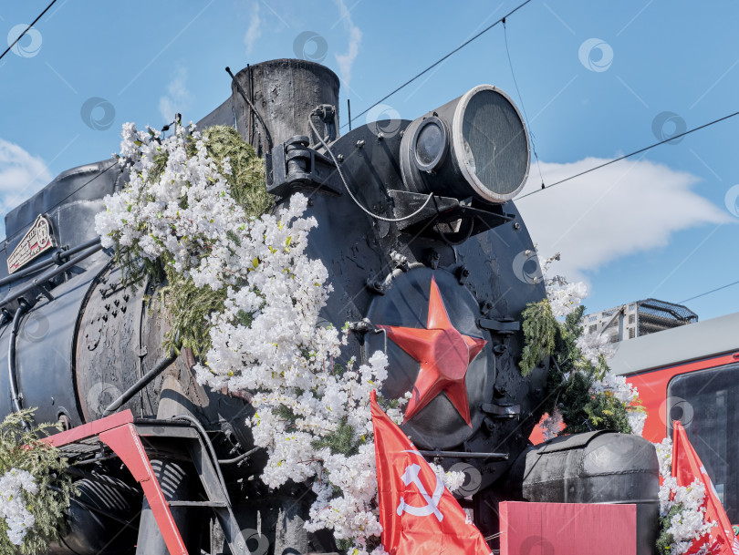 Скачать Паровоз ретро-поезда, стилизованного под поезд времен Великой Отечественной Войны, на празднике в честь Дня Победы, Россия фотосток Ozero