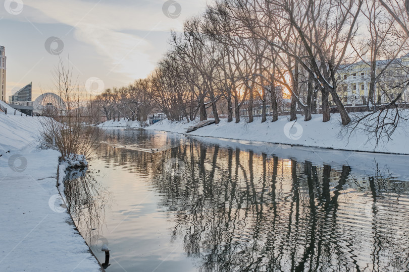 Скачать Зимний пейзаж города Екатеринбурга на закате, Россия. Река Исеть, набережная, здание цирка. фотосток Ozero