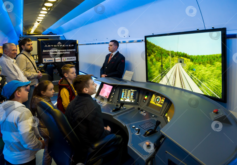 Скачать Дети на тренажере Desiro train simulator проглатывают фотосток Ozero